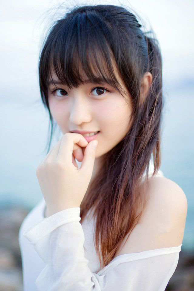 “什么？都督阵亡了！？”靠近一些的将士听到了那小卒的声音，整个江岸边顿时炸开了。